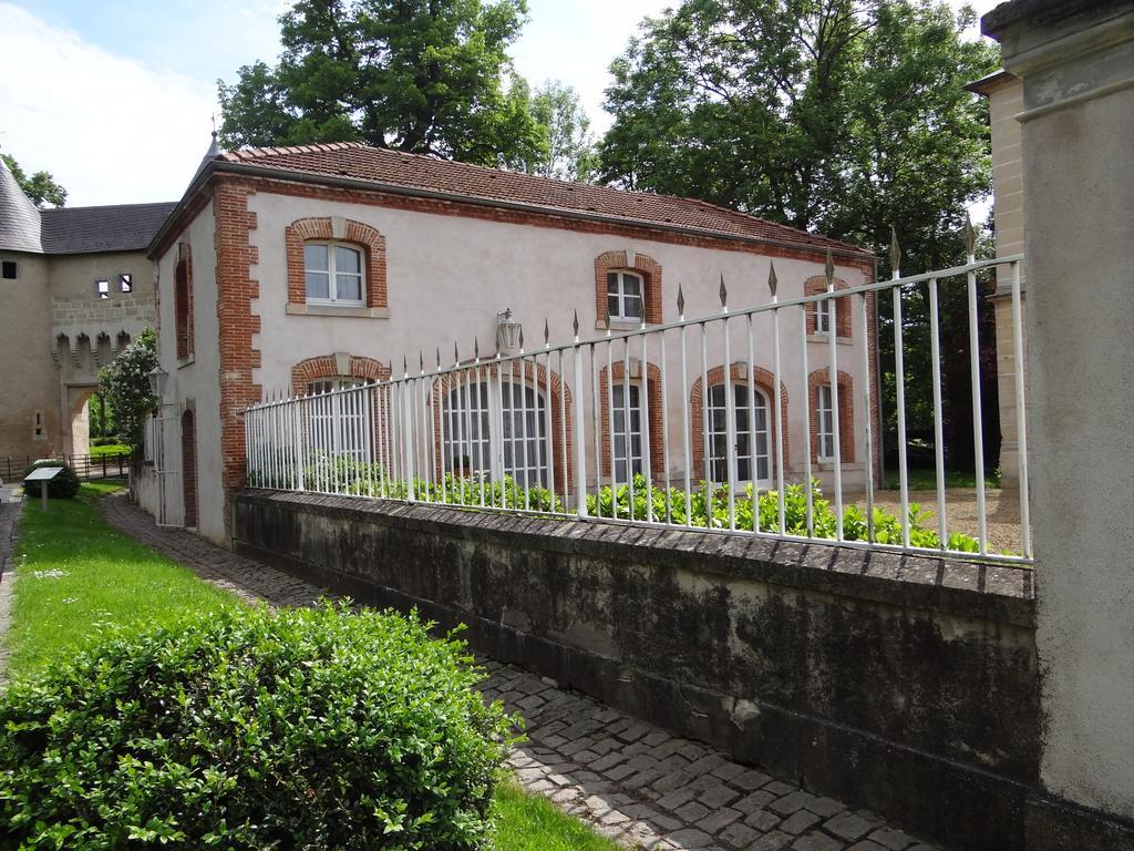 Chateau Mesny Gite Au Fil Des Pages Vic-sur-Seille Exterior photo